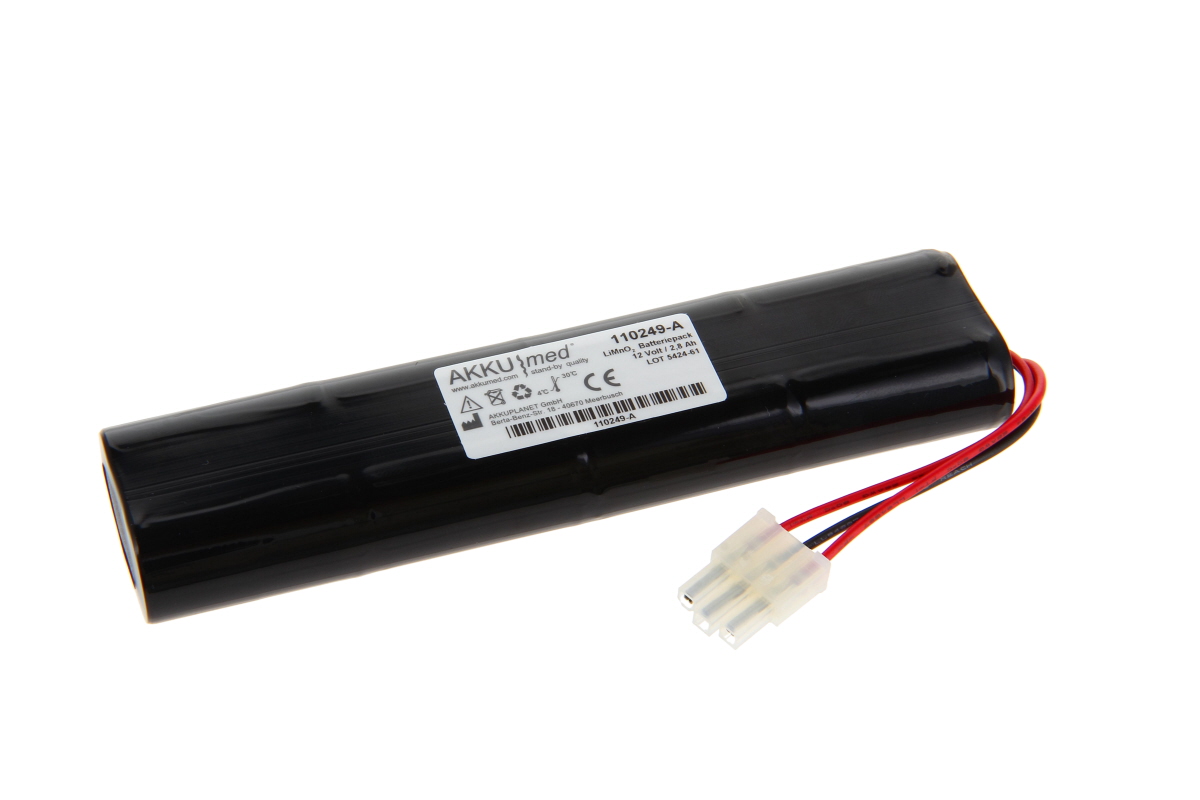 Schwarzer zylindrischer Lithiumbatterie-Pack mit weißem Etikett, das 'AKKUMED', '110249-A' und '12 Volt 2,8 Ah' zeigt. Rote und schwarze Kabel mit dreipoligem weißen Stecker ragen an einem Ende heraus. Passend für Welch Allyn Defibrillator AED10.