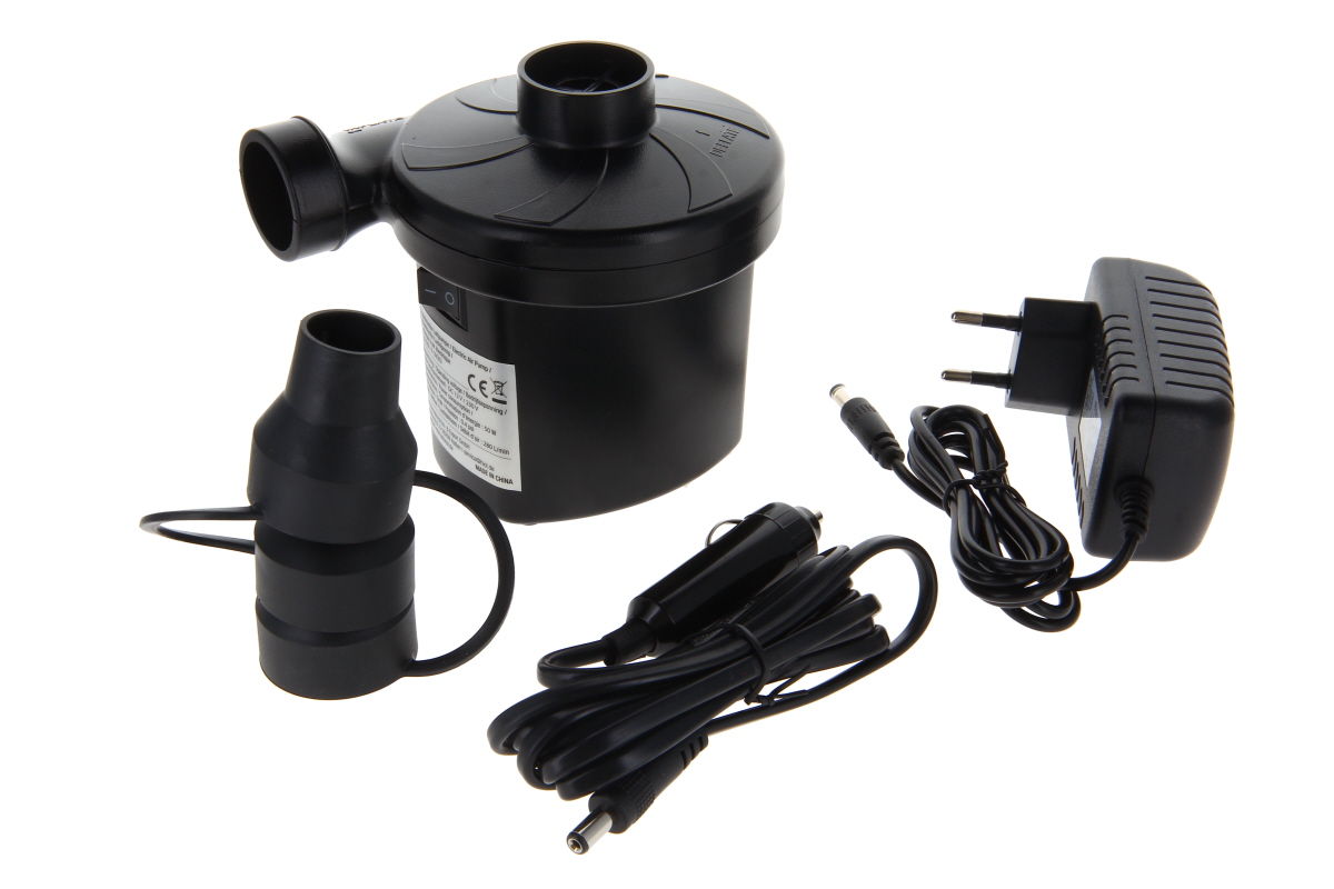 Schwarze elektrische Luftpumpe mit Ein-/Ausschalter, rundem Einlass und Auslass. Inkl. schwarzem Düsenaufsatz, aufgerolltem Stromkabel mit Autoadapter (Zigarettenanzünder) und separatem Netzteil mit Kabel. Auf hellem Hintergrund.