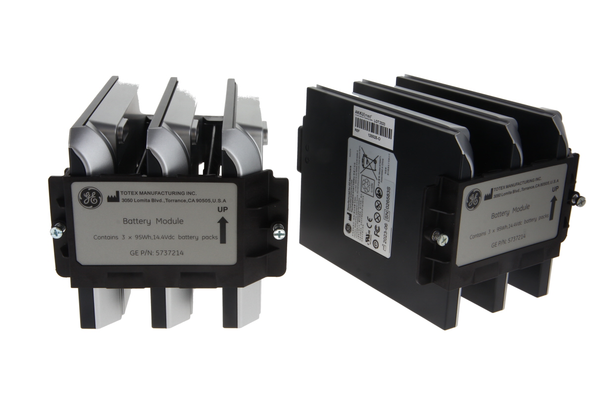 Zwei schwarze GE Healthcare Li-Ionen-Akku-Module, je 3 silberne Batteriepacks. Für Ultraschallgeräte, beschriftet „Battery Module“, „Li-ION“, mit Daten: 3x95Wh, 14.4Vdc.