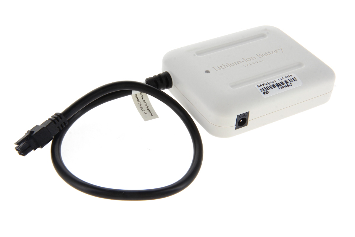 Weißes, rechteckiges Laerdal Lithium-Ionen-Akkupack, Typ 204-00350. Oben steht "Lithium-ion Battery LAERDAL". Links schwarzes Kabel mit Stecker, zu einer Schleife gelegt. Runde Ladebuchse "OMG" und Etikett "AKKU|med REF 120145-O".