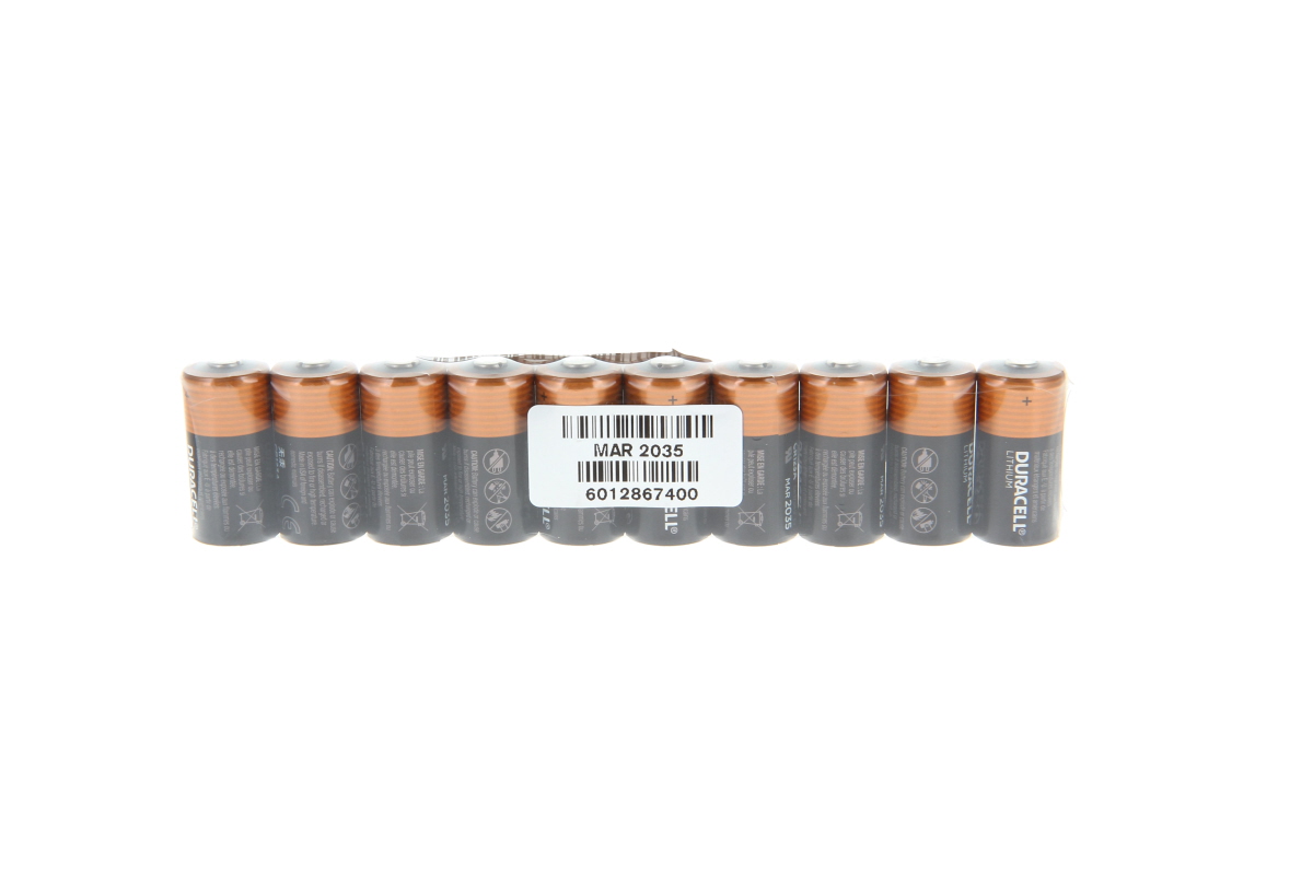 Zehn Duracell Lithium D-Batterien in Klarsichtfolie auf weißem Hintergrund. Jede Batterie oben braun, unten schwarz mit Duracell-Logo. Mittiges Etikett mit Barcode, "MAR 2035" und Nr. "6012867400".