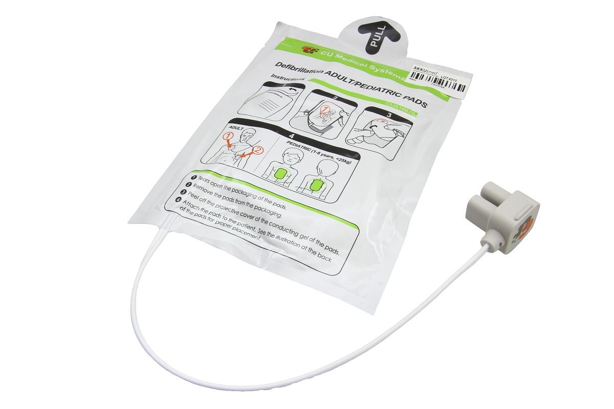 Versiegelte weiße Verpackung mit Defibrillations-Elektroden/Pads für Erwachsene und Kinder. Bebilderte Anleitung zur Pad-Platzierung am Brustkorb. Weißes Kabel mit grauem Stecker und orangefarbenem Symbol unten. „PULL“-Lasche oben.