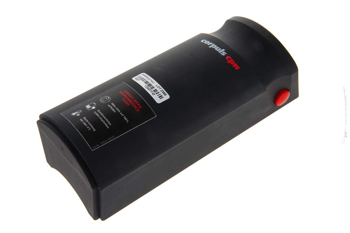Schwarzer Lithium-Ionen Akku für Corpuls Defibrillatoren, mit abgerundeten Kanten und rotem Knopf seitlich. Oben Logo „corpuls cpr“ in Rot und weißes Etikett mit Referenz 09120.1. Aufkleber mit Pflegehinweisen.