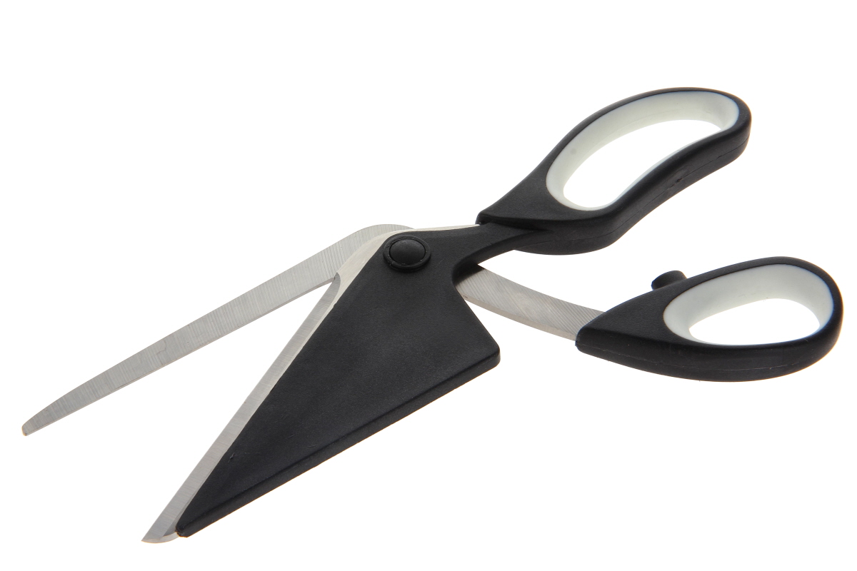 Open stainless steel pizza scissors with black handles and a white silicone coating on the finger loops. Sharp blades that open wide, one broad and triangular, the other slimmer. For comfortable cutting of pizza.