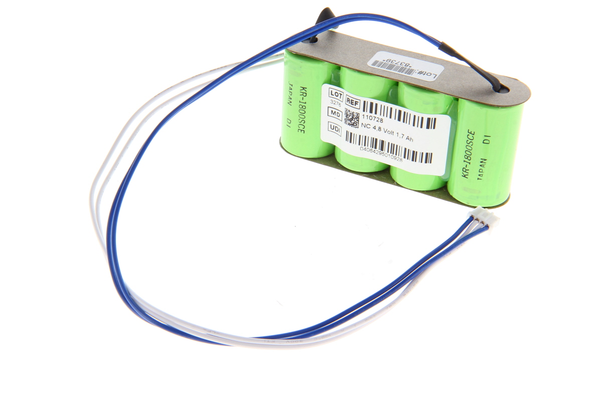 Akku-Pack aus vier zylindrischen, hellgrünen Batterien, parallel angeordnet und in einem grauen Halter zusammengefasst. Oben führen zwei isolierte Kabel (blau und weiß) zu einem kleinen weißen Stecker.