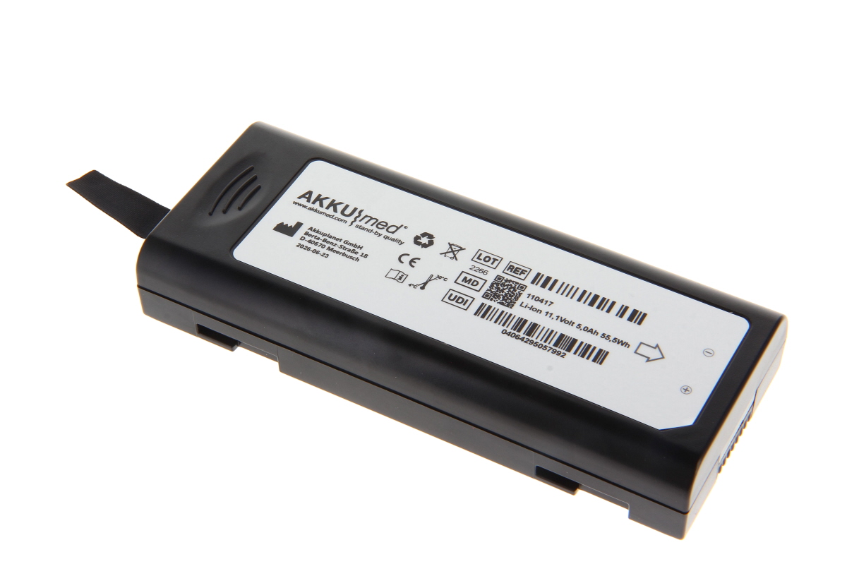 Schwarzer, rechteckiger Li-Ion Akku von AKKUMED mit weißer Beschriftung (Herstellerinfos, CE, Entsorgungshinweise, Seriennummer) und Kapazität 11,1 V 5,0 Ah 55,5 Wh. Schwarzes Band zum Herausziehen.
