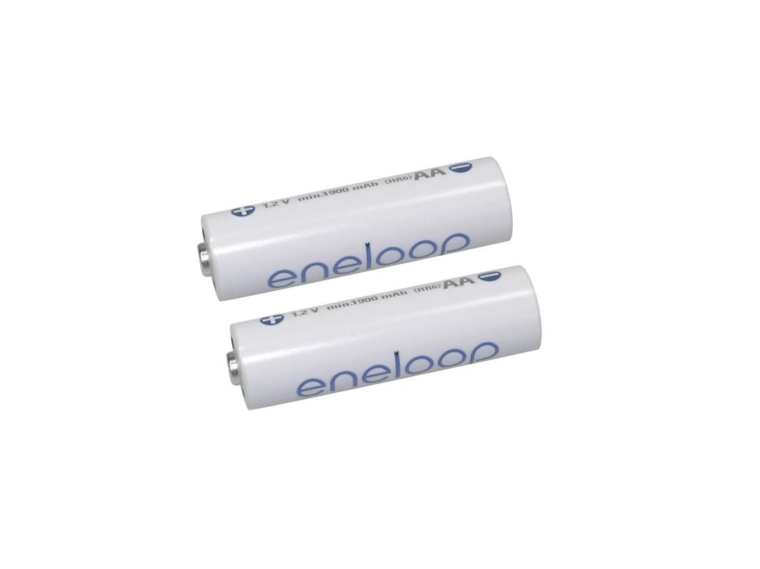 Two white, cylindrical NiMH rechargeable batteries in AA format are positioned diagonally next to each other on a white background. Each battery bears the blue lettering ‘eneloop’ as well as ‘1.2 V min. 1900 mAh (HR6) AA’ and the polarity markings.