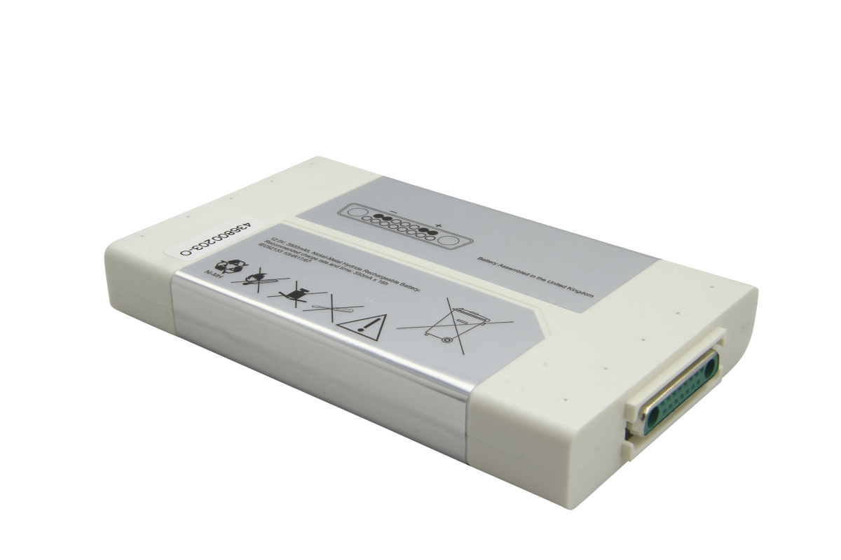 Rechteckiger, cremefarbener NiMH-Akku mit silberner Oberseite und Aufdruck "12.0V, 3500mAh, Nickel-Metal Hydride Rechargeable Battery" sowie Warnsymbolen. Seriennummer "436600203-O". Rechts grüner, mehrpoliger Anschlussstecker.