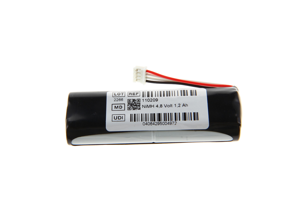 Black, cylindrical NiMH battery pack with white lettering: ‘NiMH 4.8 V 1.2 Ah’, batch and reference numbers, a QR code and two barcodes. Red, black and white cables lead to a small white plug.