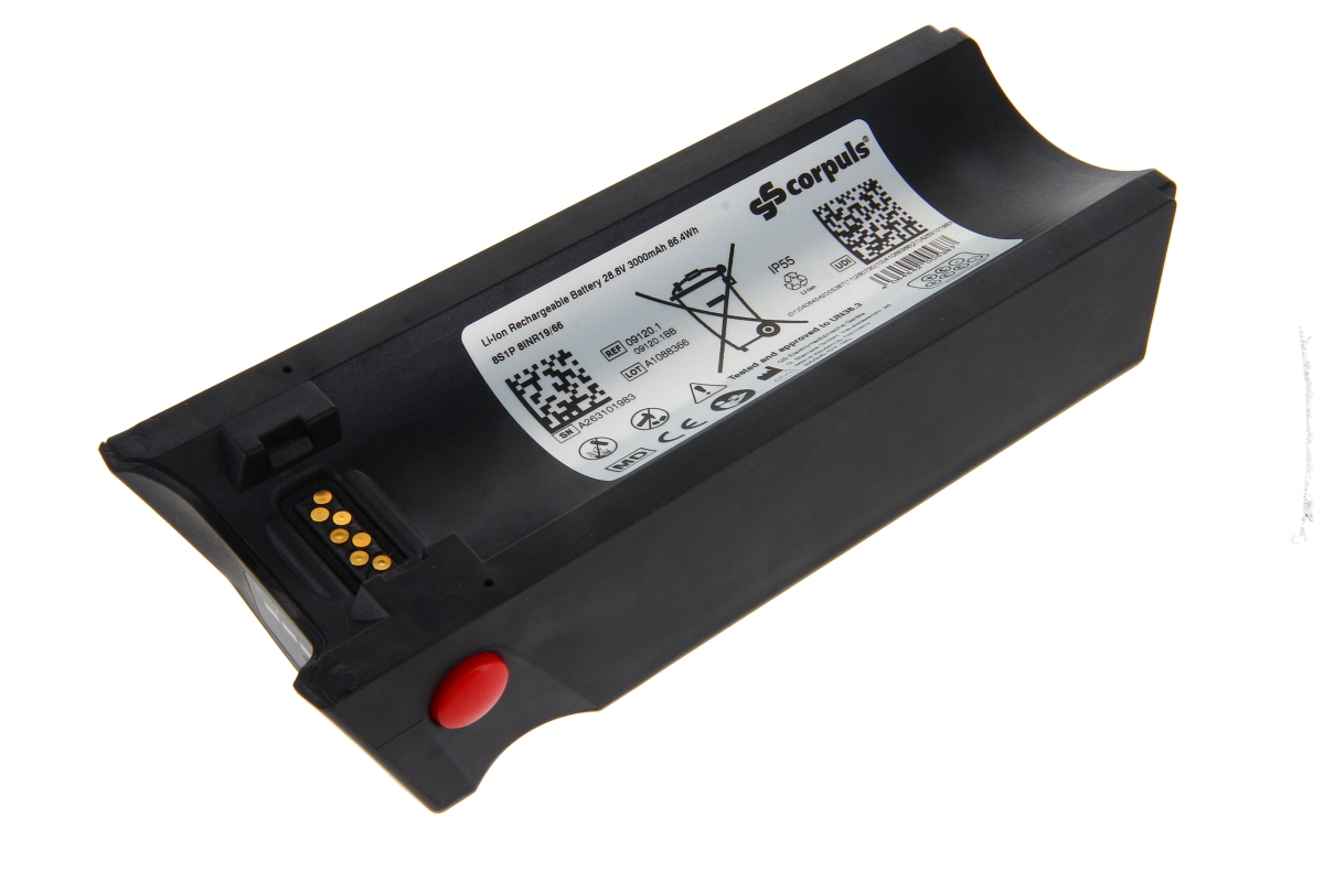 Schwarzer, gekrümmter Lithium-Ionen Akku für Corpuls Defibrillatoren, Draufsicht auf weißem Hintergrund. Oben Label mit 28.8V, 3000mAh, 86.4Wh und Ref.-Nr. 09120.1. Goldkontakte und roter Knopf sichtbar.