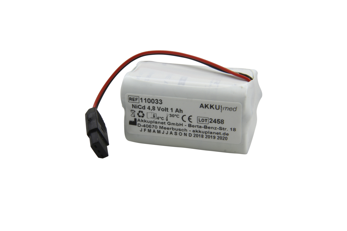 White, rectangular ‘ AKKUmed ’ NC battery pack with rounded corners. Labelled: ‘NiCd 4.8 volts 1 Ah’ and ‘AKKUmed ’. Red and black cable with a black connector. Spare part for Hellige (GE) Tonoport II–IV.