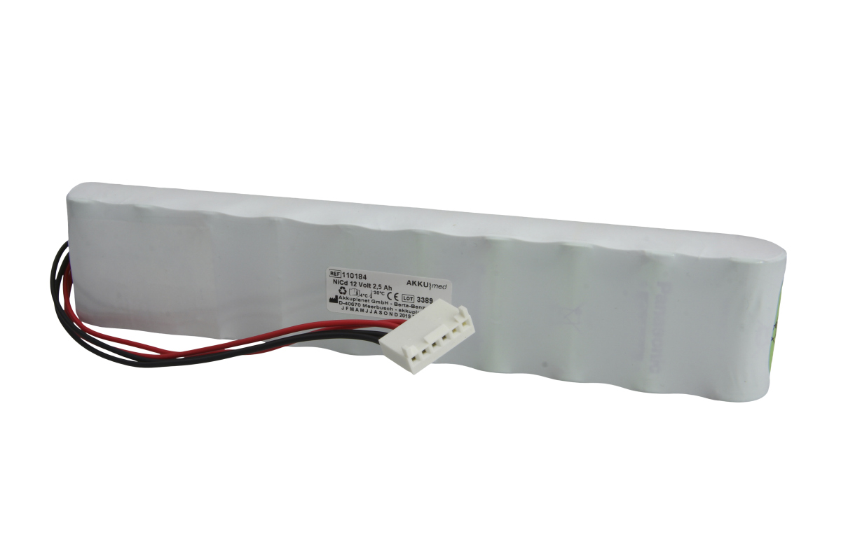 Weißer AKKUmed NiCd Akku 12V/2,5Ah als Ersatzteil für medizinische Geräte wie GE Hellige Marquette Eagle Monitor 3000-4000. Schwarzes und rotes Kabel zu weißem 4-poligem Stecker. Aufdruck: Ref.-Nr., Spannung, Kapazität.