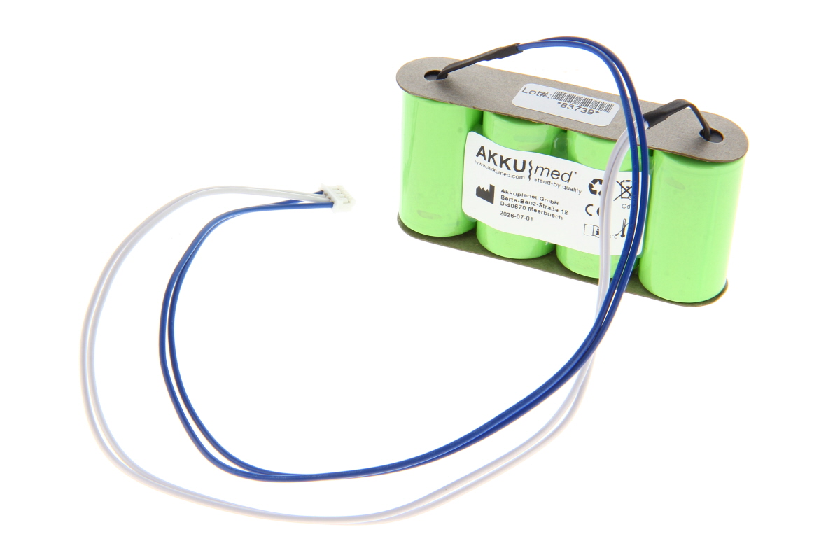 Grünes Akkupack mit vier zylindrischen Batteriezellen, verbunden durch eine braune Halterung. Zwei isolierte Kabel (blau, weiß) führen zu einem kleinen weißen Steckverbinder. Aufkleber mit AKKUmed-Logo, Hersteller und Verfallsdatum.
