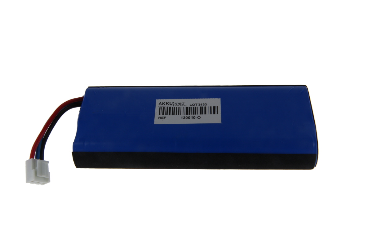 Rectangular blue battery pack with a black underside on a white background. At the top, a white label bearing ‘AKKUmed’, ‘LOT 3433’, ‘REF’ and ‘120010-O’, as well as two barcodes. On the left, three cables leading to a white 4-pin plug.