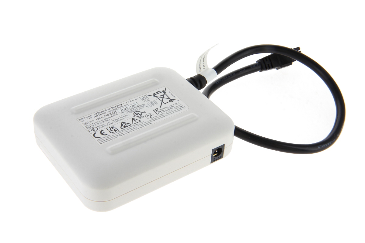 Originaler weißer, rechteckiger Laerdal Lithium-Ionen-Akku (Modell 204-00350) für die Resusci Anne Übungspuppe. Oberseite mit Details und Zertifizierungssymbolen; schwarzes Kabel seitlich, Ladeanschluss sichtbar.